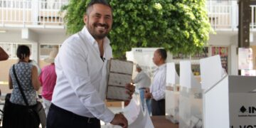 Adán Domínguez ejerce su derecho al voto