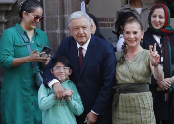 AMLO y Beatriz Gutiérrez acuden a votar en la CDMX