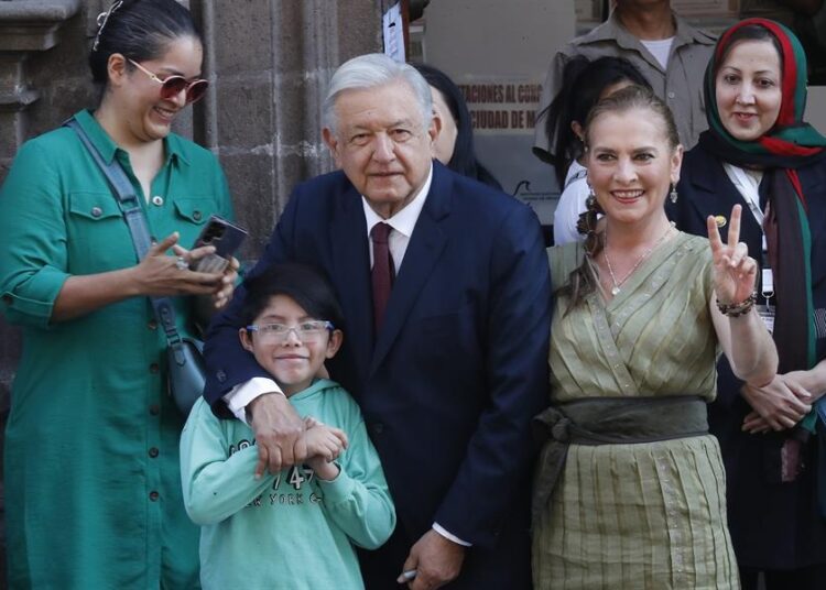 AMLO y Beatriz Gutiérrez acuden a votar en la CDMX