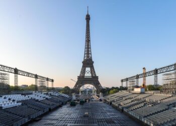 La Torre Eiffel exhibe los 5 aros olímpicos