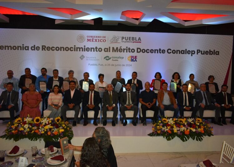 Conalep reconoce a docentes con más de 20 años de servicio