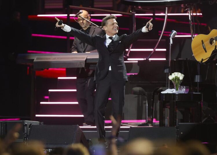 Luis Miguel «derrite» en inicio de gira por España