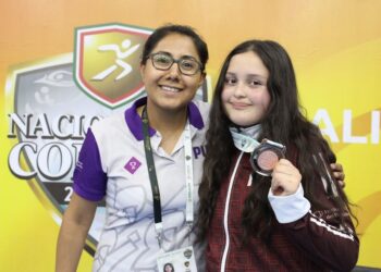 Entrenadora de esgrima, orgullosa de que sus atletas ganen medallas