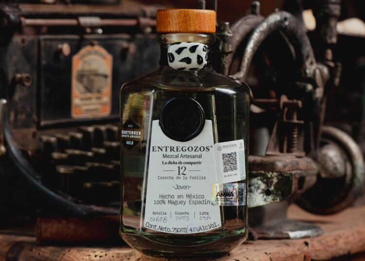 Impulsan exportación de mezcal poblano a España