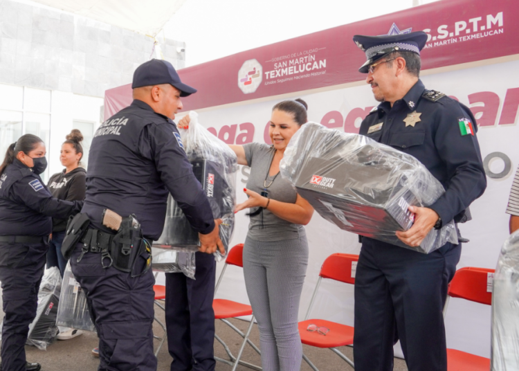 Layón entrega 310 paquetes de uniformes a policías activos de Texmelucan