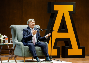 Giorgio Nardone impulsa reflexión sobre IA y recibe reconocimiento en la Anáhuac Puebla