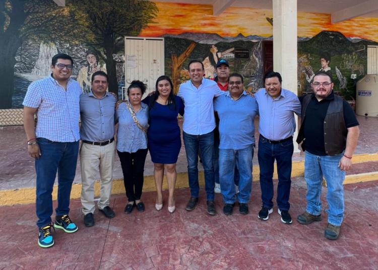 Lalo Castillo sostiene encuentro con presidentes municipales de la región Acatlán-Sur