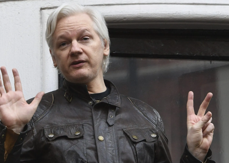 Assange confesará ser culpable por filtración de documentos clasificados