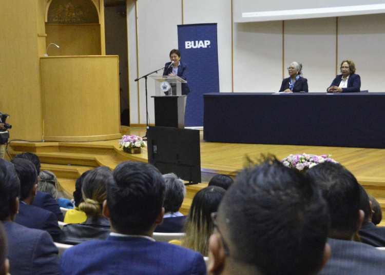 Egresados de Derecho abonan a una ciudad más justa: Lilia Cedillo