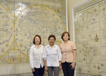 Lilia Cedillo visita la exposición El Arte de la Cartografía en Talavera Poblana