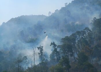3 helicópteros y 400 brigadistas combaten incendios