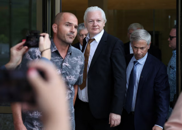 Julian Assange llega a Australia tras formalizar su libertad con la justicia de EEUU