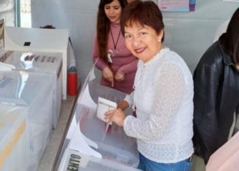 Lilia Cedillo emite su voto