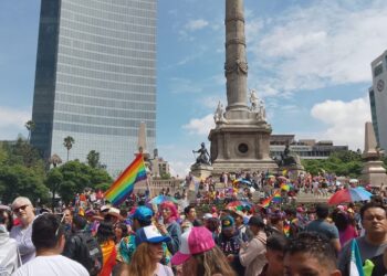 Miles pintan de arcoíris la CDMX por marcha del Orgullo