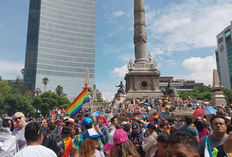 Miles pintan de arcoíris la CDMX por marcha del Orgullo