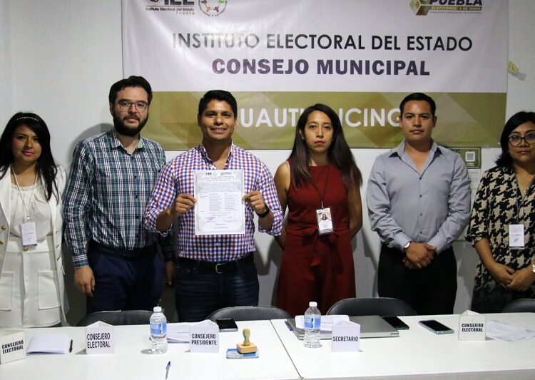 Omar Muñoz recibe constancia como alcalde electo de Cuautlancingo