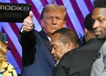 Trump pesca votos en iglesia afroamericana en Detroit