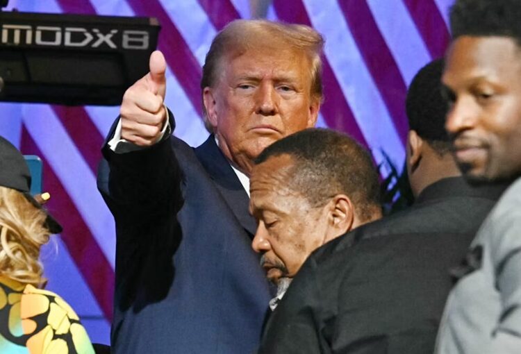 Trump pesca votos en iglesia afroamericana en Detroit