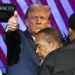Trump pesca votos en iglesia afroamericana en Detroit