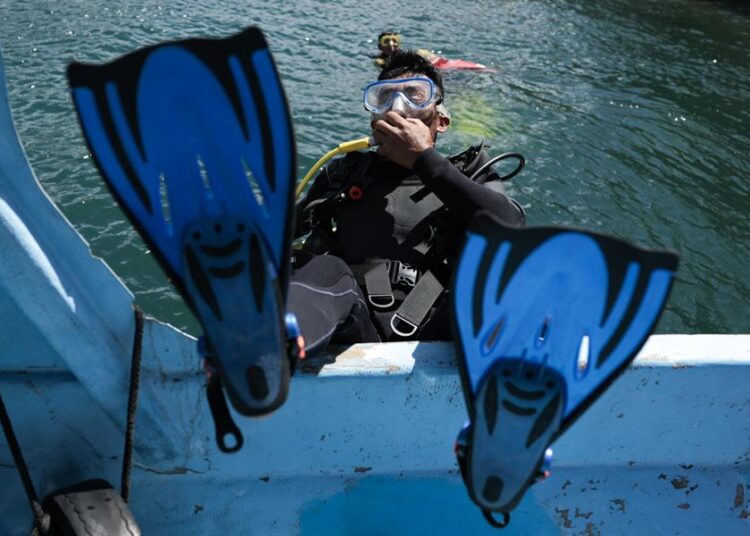 ‘Hombres rana’ recuperan desechos en las profundidades del lago más icónico de Guatemala