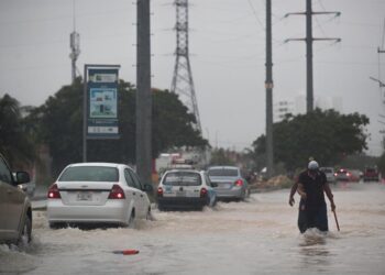 ​Las ondas tropicales 11 y 12 ocasionarán lluvias intensas en 7 estados de México