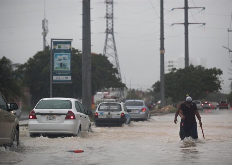 ​Las ondas tropicales 11 y 12 ocasionarán lluvias intensas en 7 estados de México