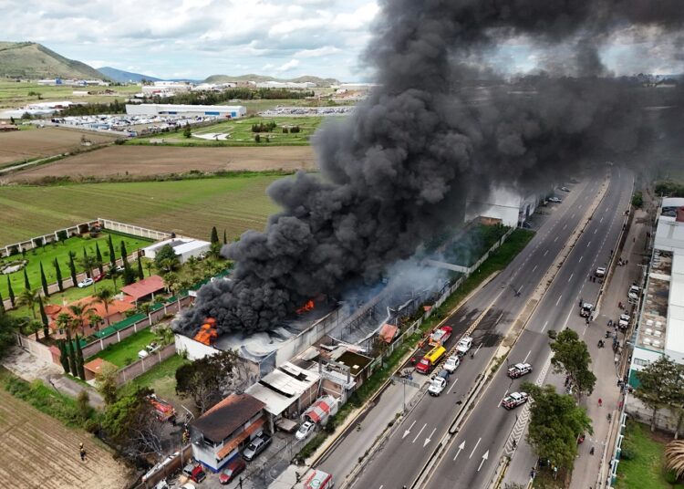 Conalep evacua a plantel por incendio en San Gregorio Atzompa