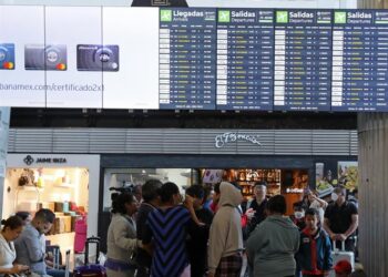 Autoridades advierten que viajeros afectados por fallo de Microsoft deben ser indemnizados