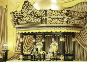 El rey de Malasia es investido en una vistosa ceremonia en el Palacio Nacional