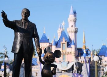 Trabajadores de Disneylandia votan a favor de autorizar una huelga, la primera en 40 años