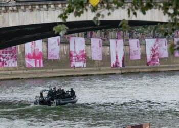 El agua del Sena no era apta cuando la alcaldesa de París se bañó para demostrar que sí