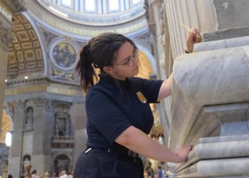Las dos primeras ‘guardianas’ de la basílica de San Pedro esperan inspirar a otras mujeres