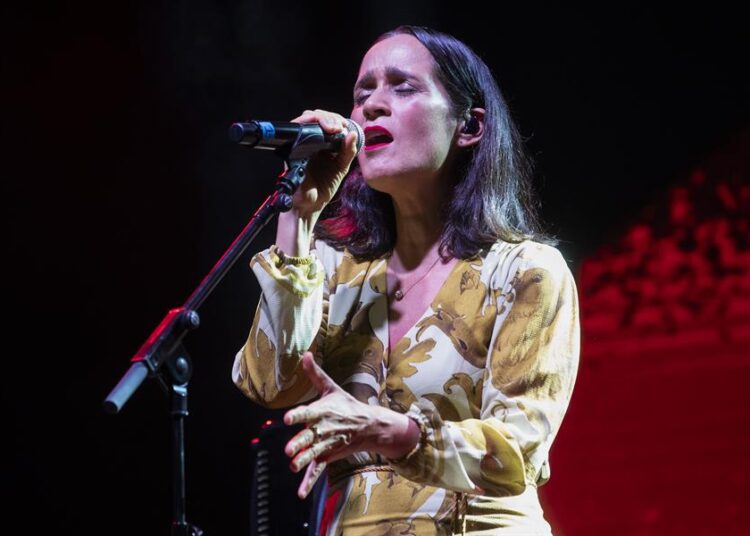 Julieta Venegas pone en pie Cartagena en la primera noche de La Mar de Músicas