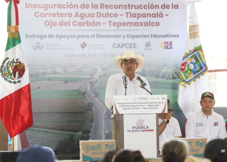 Sergio Salomón entrega obras en Tepemaxalco