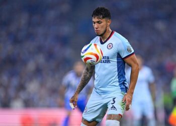 Carlos Salcedo deja al Cruz Azul tras asesinato de su hermana y acusaciones de su madre