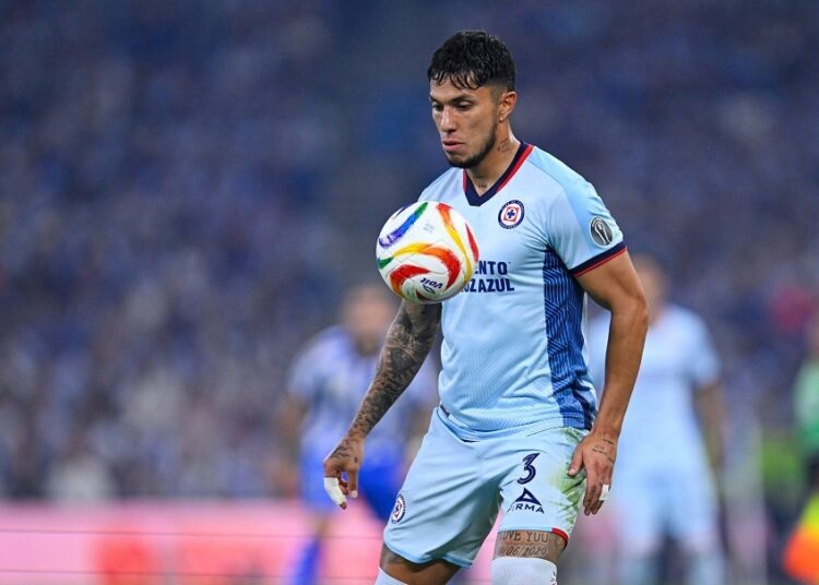 Carlos Salcedo deja al Cruz Azul tras asesinato de su hermana y acusaciones de su madre
