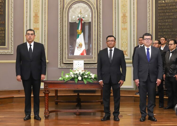 Céspedes asiste a homenaje póstumo a Carlos Navarro