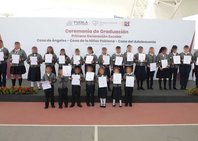 Se gradúa la primera generación bajo cuidado del Sedif