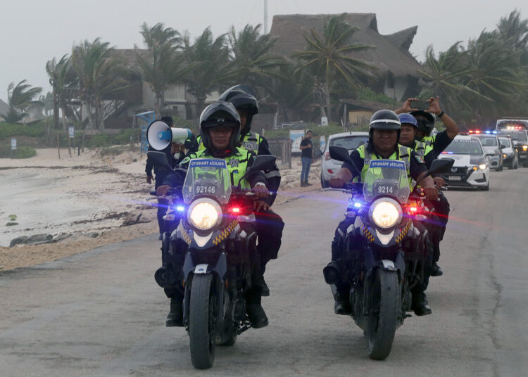 Autoridades instalan en Tulum centro de operaciones ante arribo de Beryl