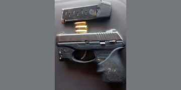 Detienen a adolescente por portación ilegal de un arma de fuego
