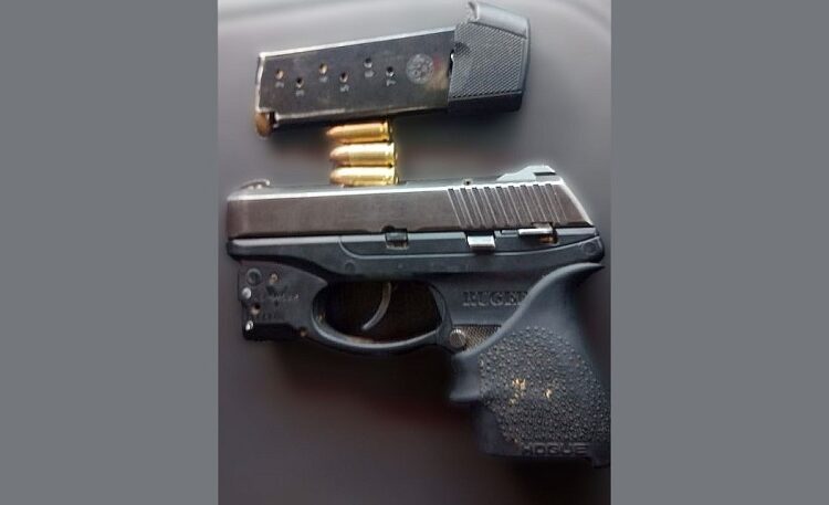 Detienen a adolescente por portación ilegal de un arma de fuego