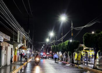 Paola Angon inaugura alumbrado principal en Santiago Momoxpan