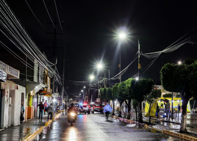 Paola Angon inaugura alumbrado principal en Santiago Momoxpan