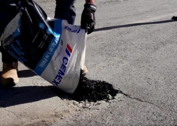 Repara baches en minutos con asfalto en frío de Cemex