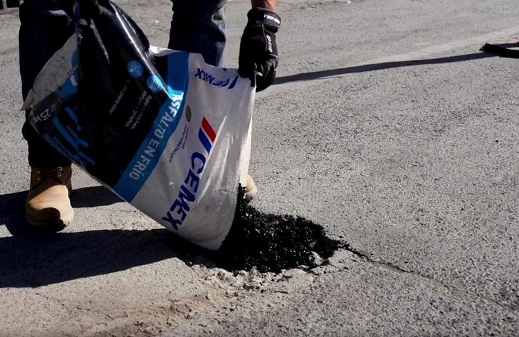 Repara baches en minutos con asfalto en frío de Cemex