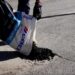 Repara baches en minutos con asfalto en frío de Cemex