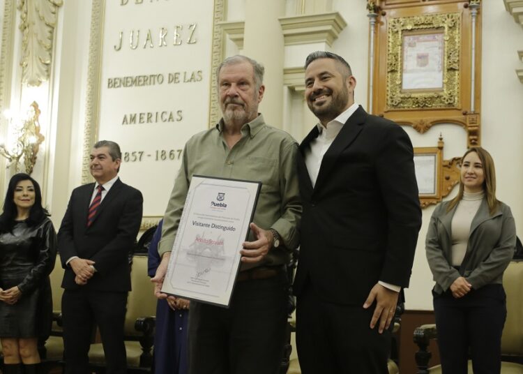 Ayuntamiento reconoce como Visitante Distinguido a sobreviviente de Los Andes