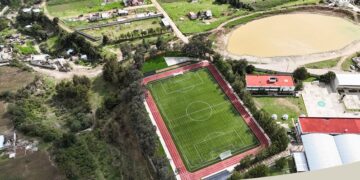 Céspedes inaugura rehabilitación de la cancha deportiva y de la pista de atletismo