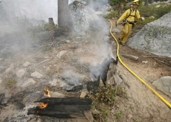 Sin control incendio en California que ha obligado al desalojo y el cierre de carreteras
