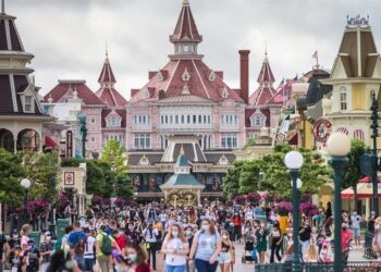 Disneyland París logra récord Guinness por mayor imagen aérea con mil 571 drones